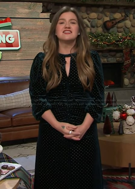Kelly’s green velvet dress on The Kelly Clarkson Show