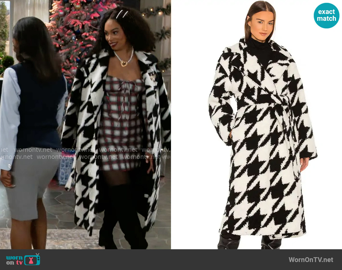 L'Academie Arlo Coat worn by Chelsea Hamilton (RhonniRose Mantilla) on Beyond the Gates