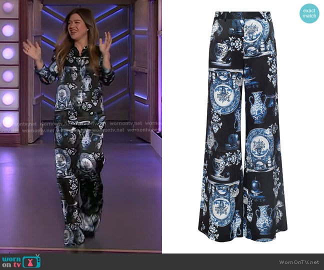 Kelly’s black printed pants on The Kelly Clarkson Show Kelly’s black printed pants on The Kelly Clarkson Show