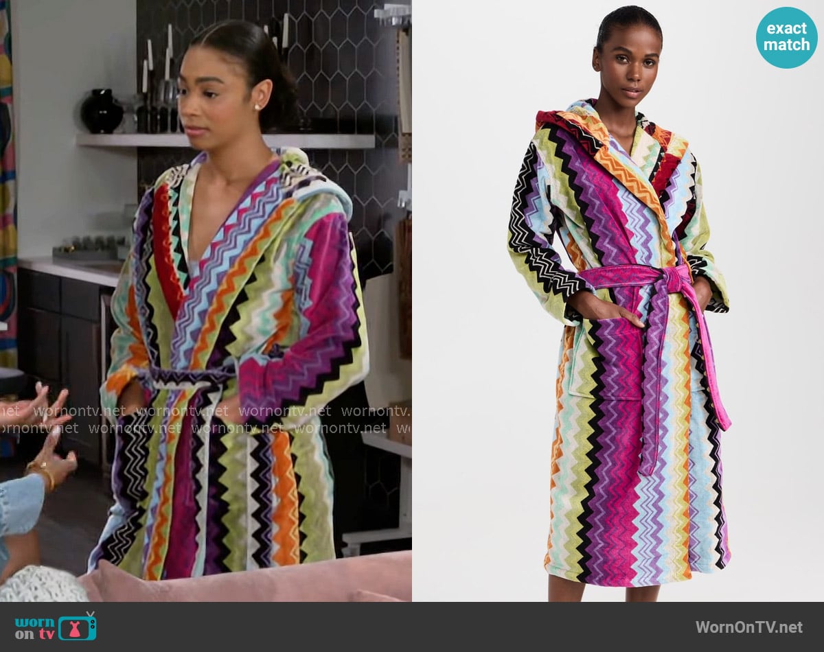 Missoni Giacomo Hooded Bathrobe worn by Chelsea Hamilton (RhonniRose Mantilla) on Beyond the Gates