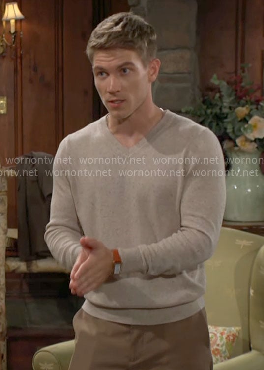 Noah’s beige v-neck sweater on The Young and the Restless