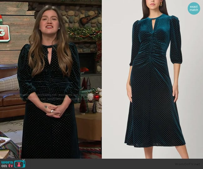 Kelly’s green velvet dress on The Kelly Clarkson Show