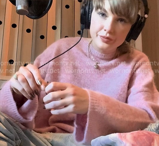 Taylor Swift’s pink sweater and floral jeans on The End of an Era