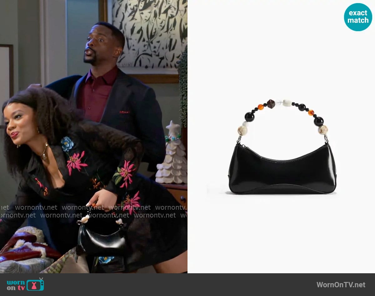 Urban Outfitters Etched Heart Choker Necklace worn by Eva Thomas (Ambyr Michelle) on Beyond the Gates