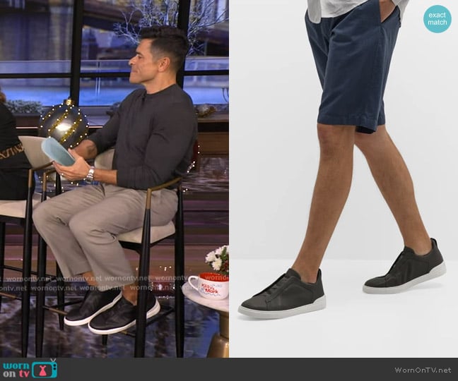 Mark Consuelos’s black leather shoes on Live with Kelly and Mark Mark Consuelos’s black leather shoes on Live with Kelly and Mark