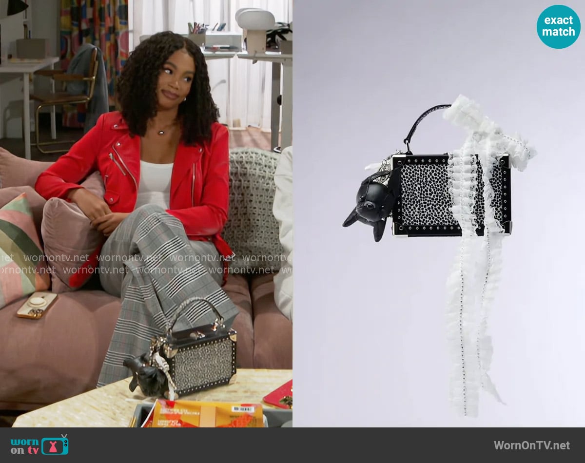 Akira Kelyn Junk Bag worn by Chelsea Hamilton (RhonniRose Mantilla) on Beyond the Gates