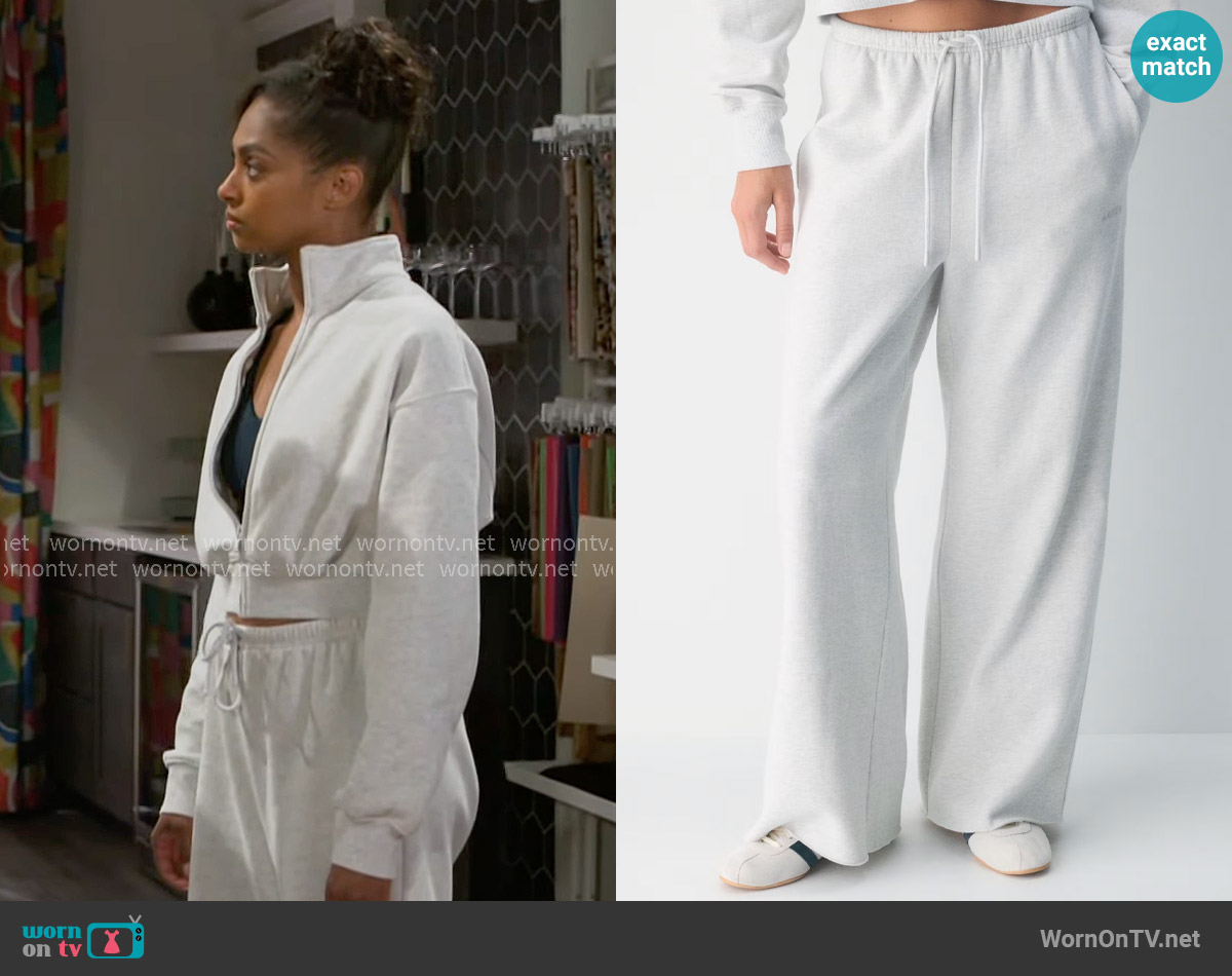 Aritzia Cozy Sweatfleece Mega Flutter™ Sweatpant in Heather Cloud White worn by Kat Richardson (Colby Muhammad) on Beyond the Gates