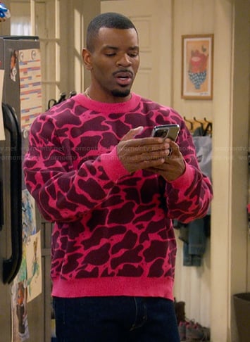 Bernard's pink abstract print sweater on The Upshaws
