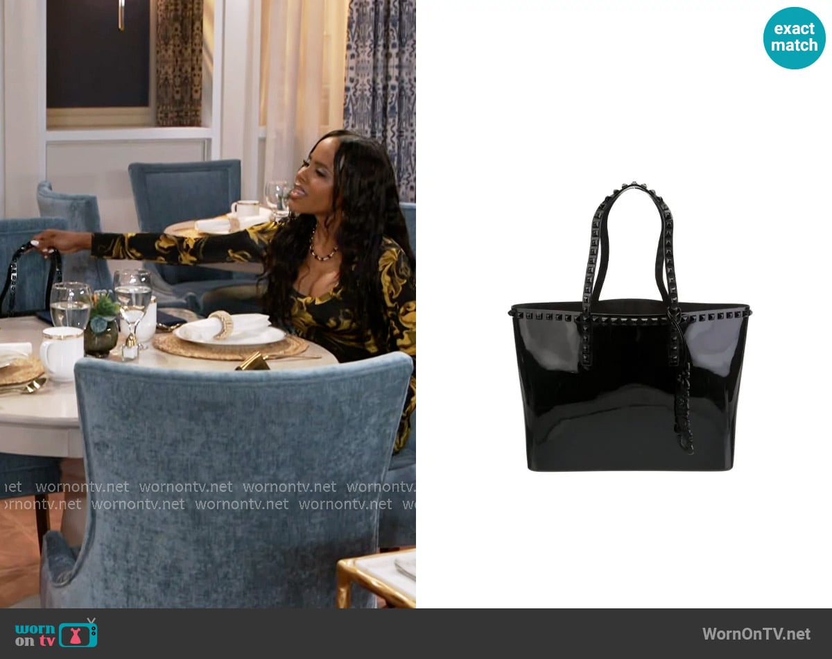 Carmen Sol  Seba Mid Tote worn by Hayley Lawson (Marquita Goings) on Beyond the Gates