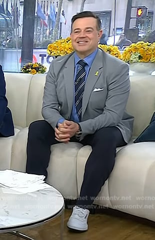 Carson Daly's white sneakers on Today