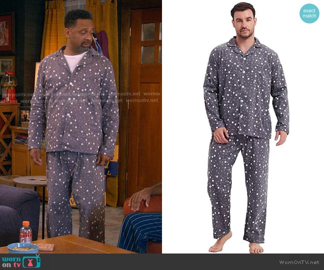 Bennie’s grey star print pajamas on The Upshaws Bennie’s grey star print pajamas on The Upshaws