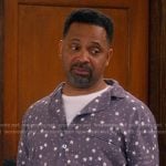 Bennie’s grey star print pajamas on The Upshaws