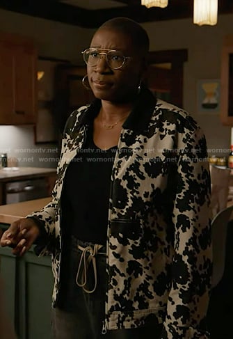 Hen’s animal print jacket on 9-1-1