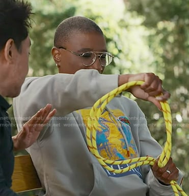 Hen’s light grey print hoodie on 9-1-1