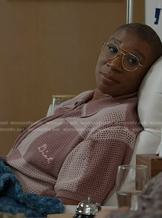 Hen’s pink checkerboard knit top on 9-1-1