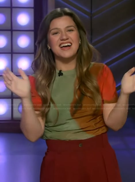 Kelly’s tie dye print tee on The Kelly Clarkson Show
