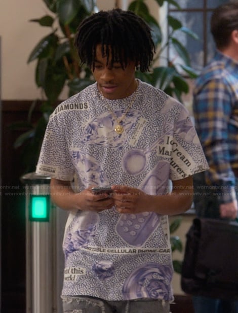 Kelvin's printed tee on The Upshaws