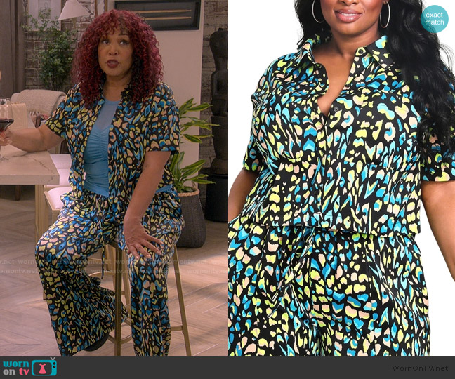 Nina Parker  Cropped Printed Satin Button Down Blouse worn by Althea (Kym Whitley) on The Upshaws