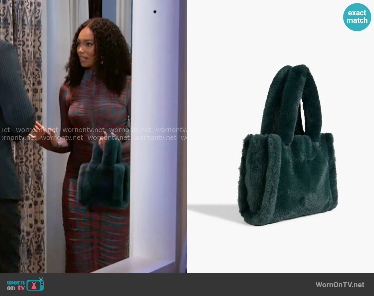 Stand Studio Liz Bag worn by Chelsea Hamilton (RhonniRose Mantilla) on Beyond the Gates