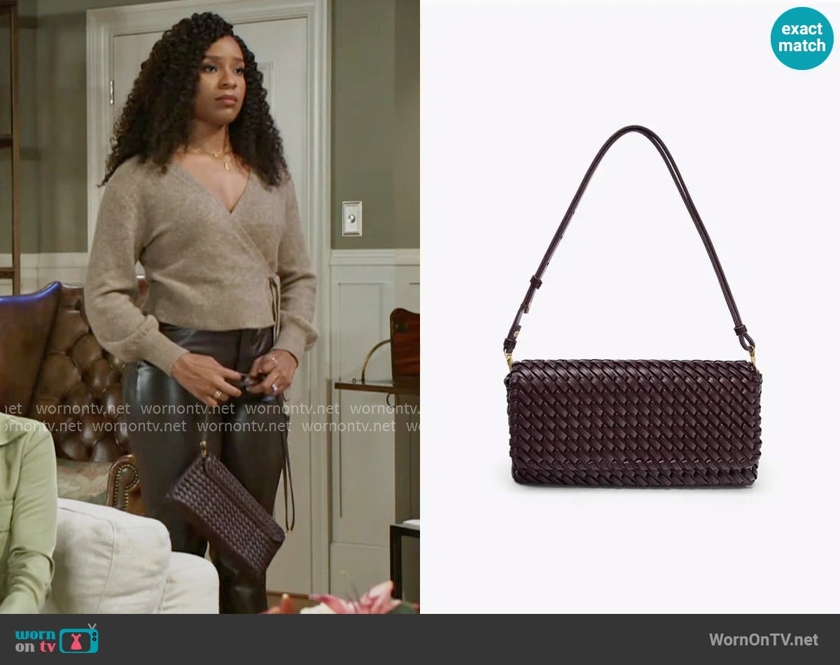 Zara Woven Bag worn by Naomi Hamilton Hawthorne (Arielle Prepetit) on Beyond the Gates