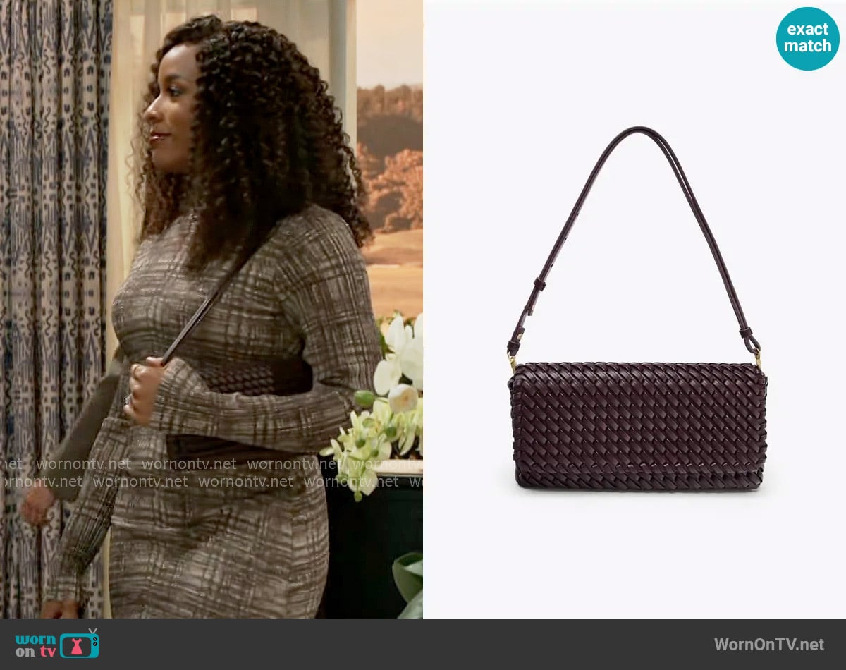 Zara Woven Bag worn by Naomi Hamilton Hawthorne (Arielle Prepetit) on Beyond the Gates