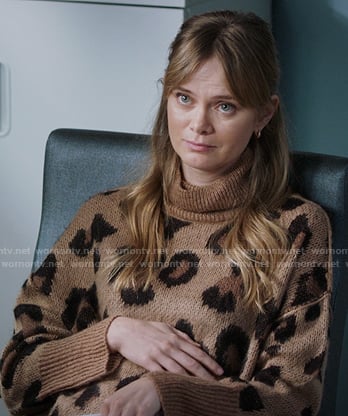Beige leopard print maternity sweater on Greys Anatomy