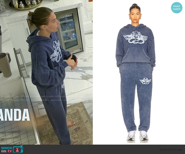 Amanda’s blue embroidered sweatpants on Summer House
