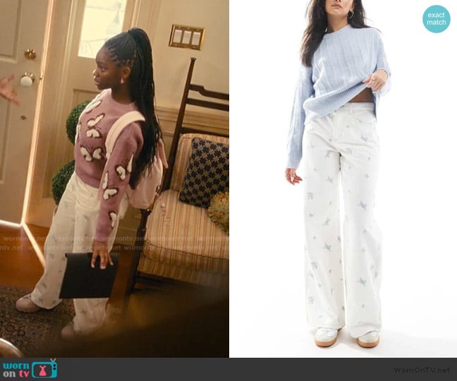 Cotton On Relaxed wide jean in white worn by Rory (Kyrie McAlpin) on The Burbs