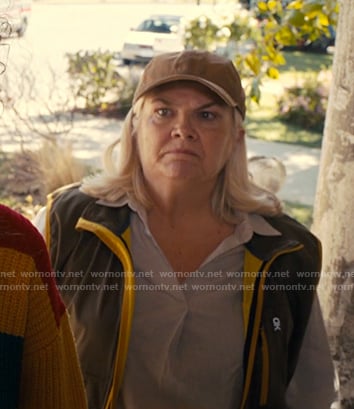 Dana's khaki zip front veste on The Burbs