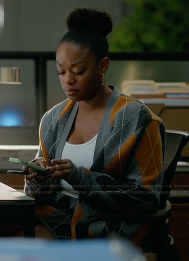 Izzy’s gray argyle print cardigan on The Lincoln Lawyer