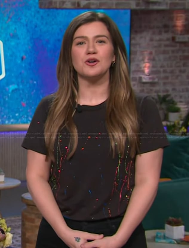 Kelly's black splatter print tee on The Kelly Clarkson Show