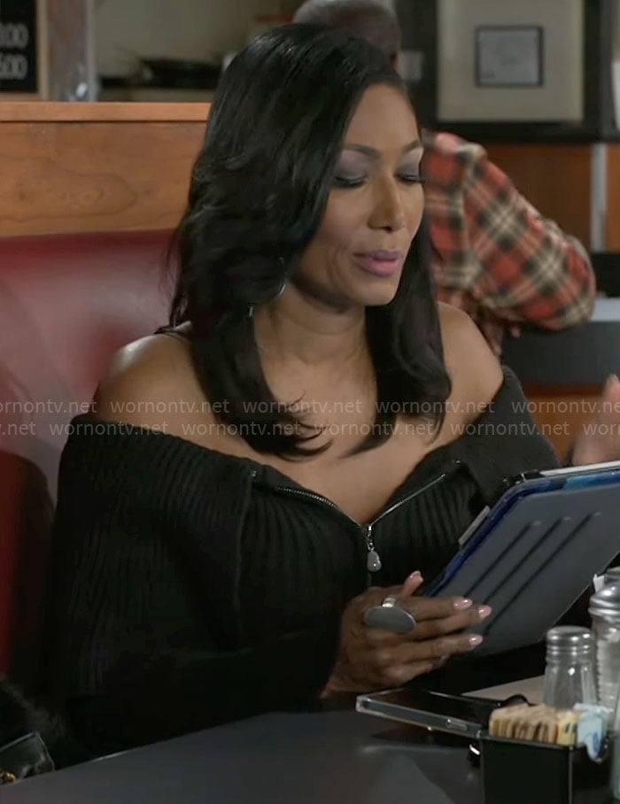 Leslie's black zip-up off-shoulder sweater on Beyond the Gates