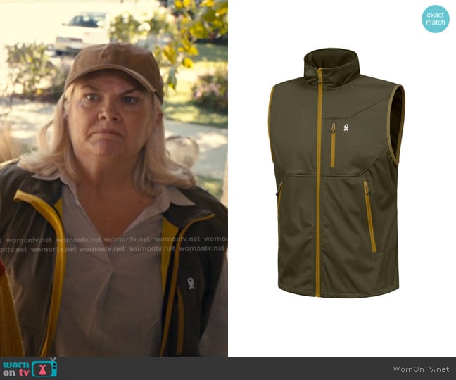Dana’s khaki zip front veste on The Burbs