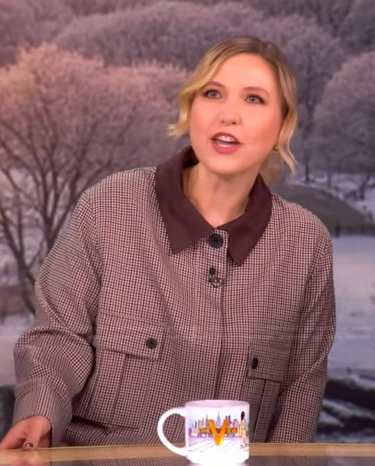 Taylor Tomlinson's houndstooth print jacket on The View