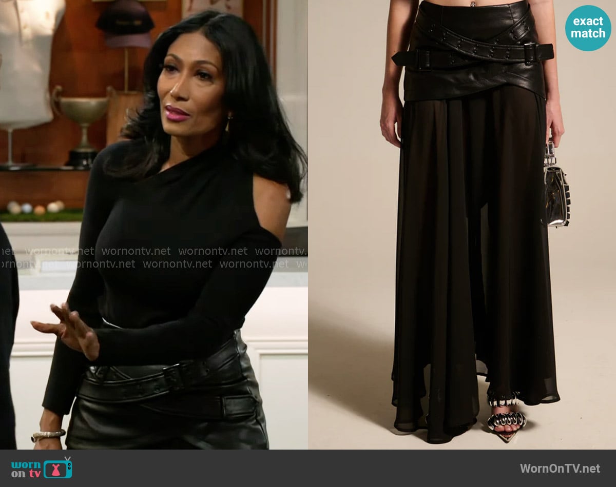 Leslie’s black leather buckle skirt on Beyond the Gates