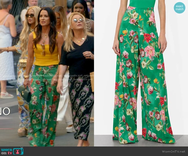 Alice + Olivia Athena Wide Leg Pant in hamptons floral worn by Kyle Richards on The Real Housewives of Beverly Hills