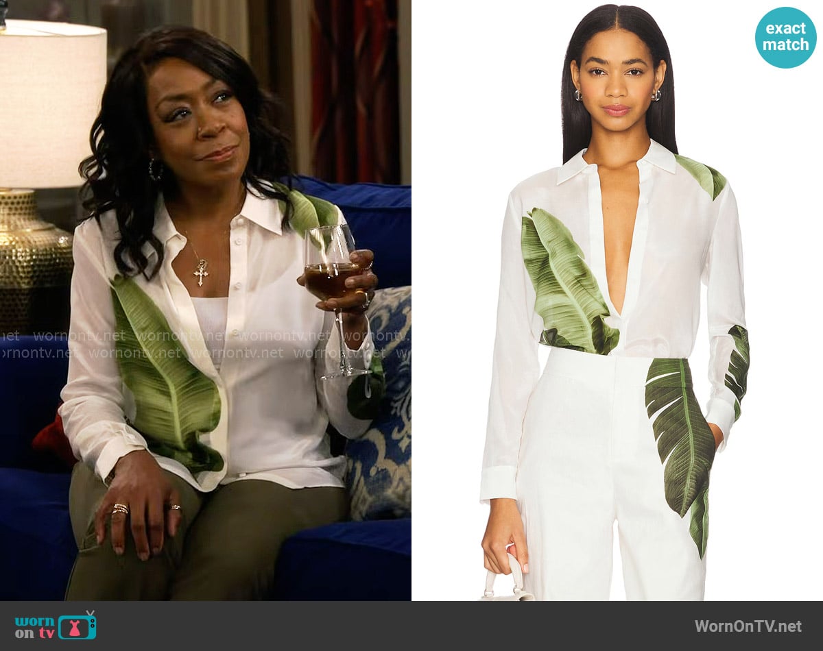 Alice + Olivia Willa Shirt in Jungle Palm Off White worn by Tina Butler (Tichina Arnold) on The Neighborhood