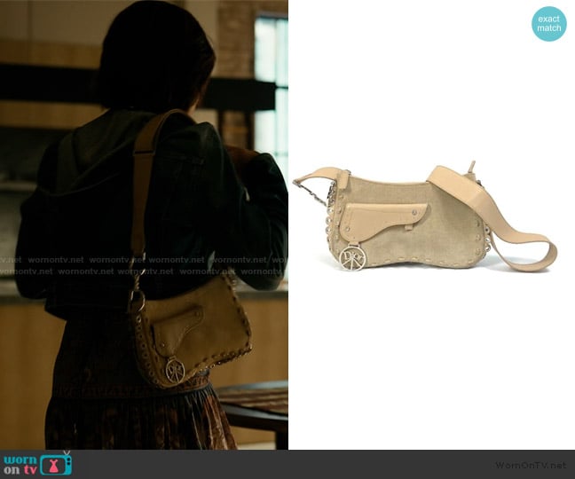 Christian Dior Beige Leather Shoulder Bag worn by Eleanor (Kerry Washington) on Imperfect Women