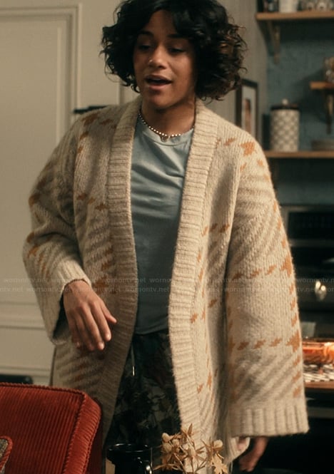 Lucy's beige cardigan on Scarpetta