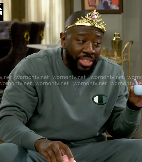 Malcolm's green Champion sweatshirt and sweatpants on The Neighborhood