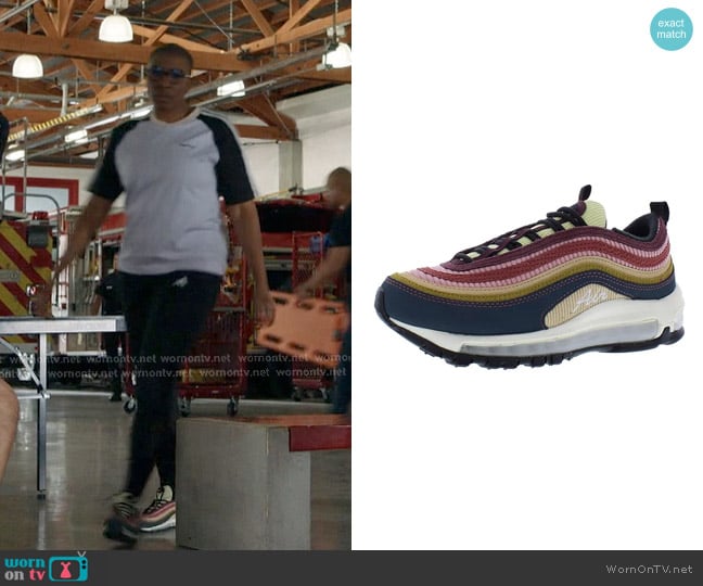 Hen’s stripe sneakers on 9-1-1