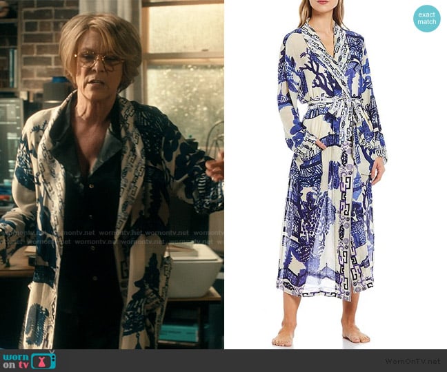One Hundred Stars Giant Willow Woven Wrap Robe worn by Dorothy Farinelli (Jamie Lee Curtis) on Scarpetta