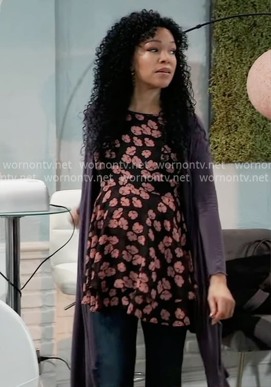 Portia’s floral maternity tunic top on General Hospital