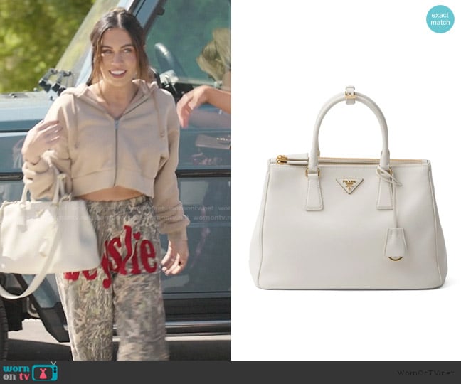 Prada large Galleria tote bag worn by Jessi Ngatikaura on The Secret Lives of Mormon Wives