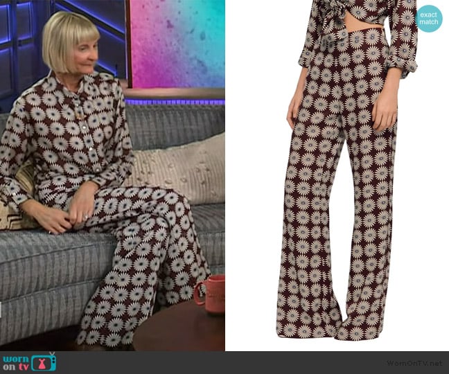 Sandro Floral-print floaty trousers worn by Kerri Kenney-Silver on The Kelly Clarkson Show