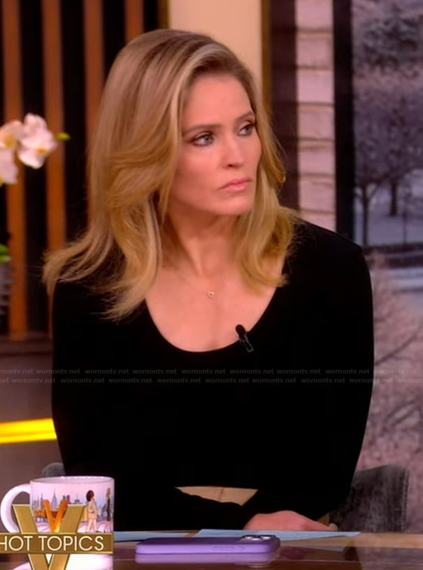 Sara's beige pleated skirt on The View