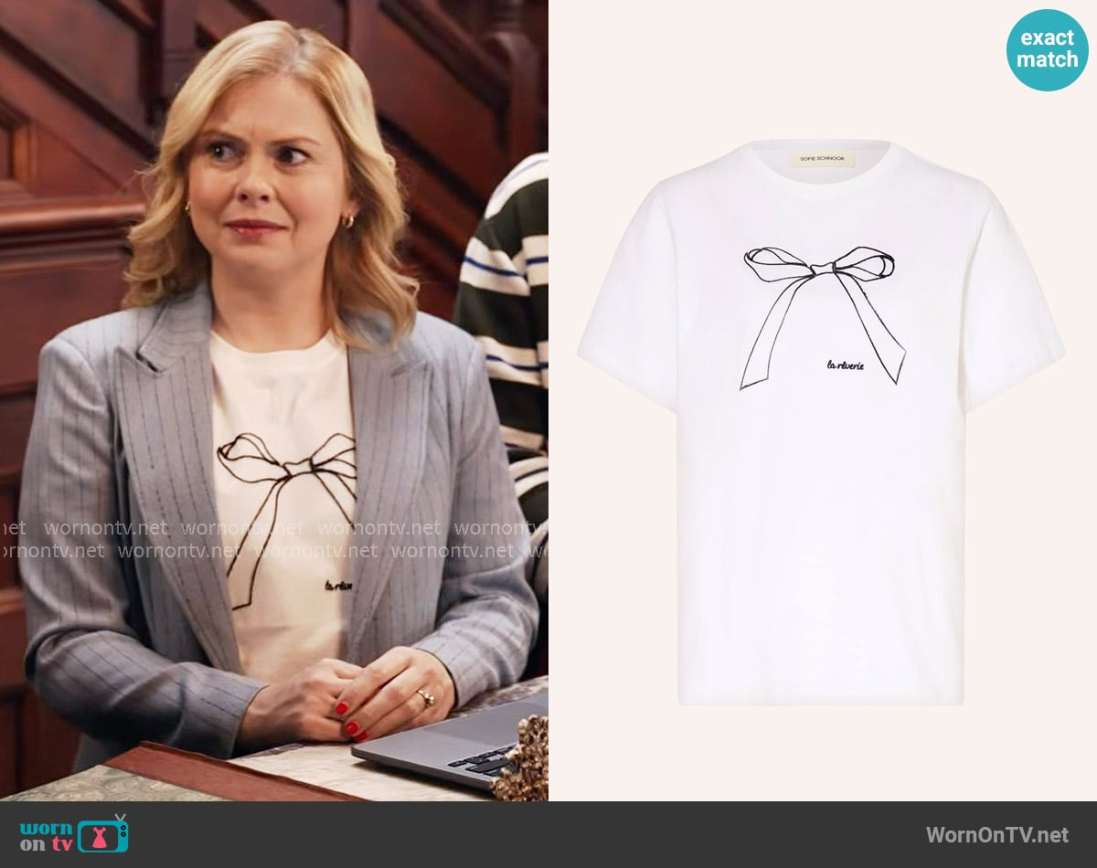 Sophie Schnoor Zenasw T-shirt worn by Sam (Rose McIver) on Ghosts