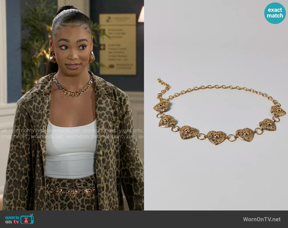 Urban Outfitters Engraved Hearts Chain Belt worn by Chelsea Hamilton (RhonniRose Mantilla) on Beyond the Gates