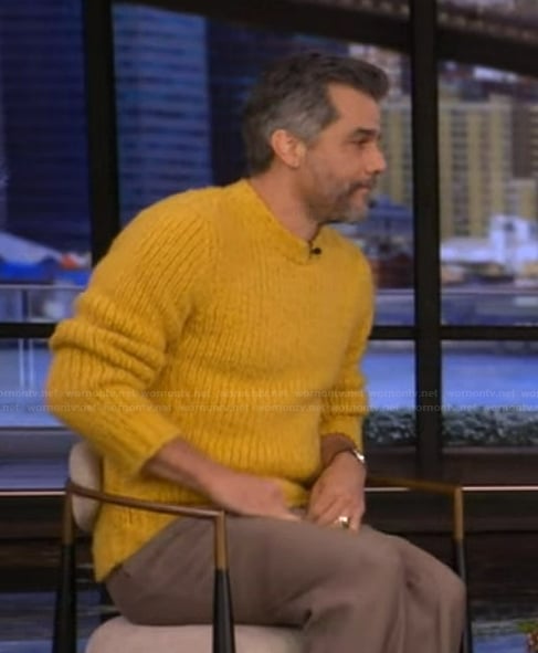 Wagner Moura’s yellow knit sweater on Live with Kelly and Mark