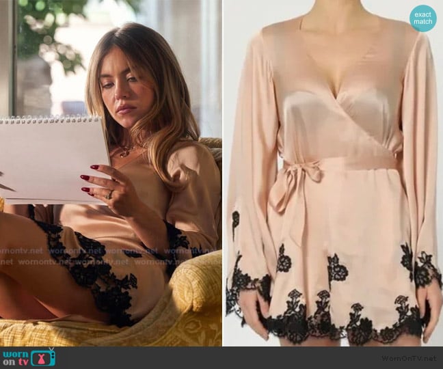 Agent Provocateur Gulia Soiree Silk Kimono Robe in Blush Pink and Black worn by Cassie Howard (Sydney Sweeney) on Euphoria